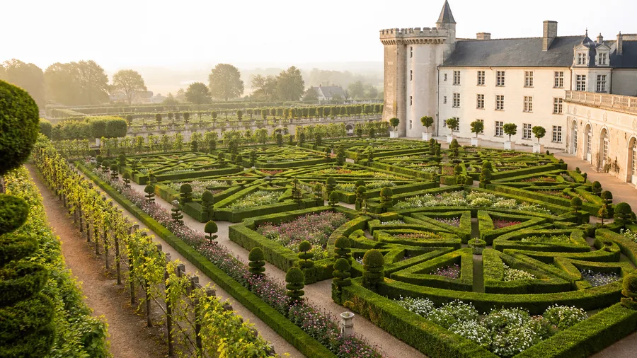 Ambiance romantique inspirée des jardins de Villandry avec parterres géométriques, château clair et lumière du matin
