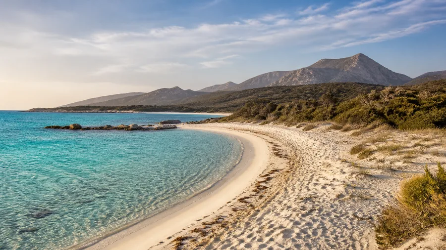 Ambiance romantique inspirée du désert des Agriates avec plage sauvage, maquis, mer turquoise et montagnes