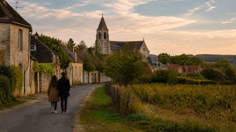 Ambiance romantique inspirée d'Auvers-sur-Oise avec village, église et campagne douce