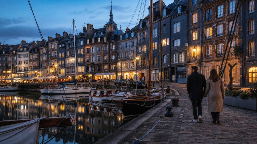 Ambiance romantique inspirée d'Honfleur avec Vieux Bassin, bateaux et façades éclairées
