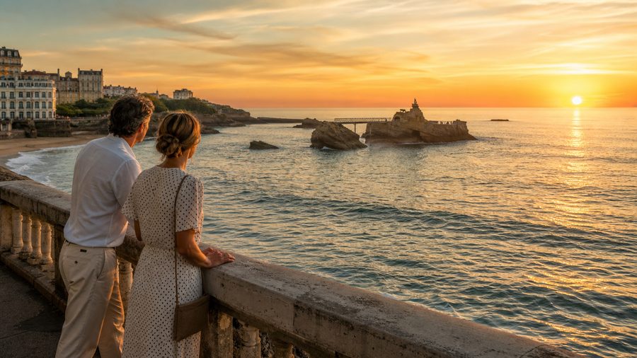 Ambiance romantique inspirée de Biarritz et du Rocher de la Vierge au coucher du soleil