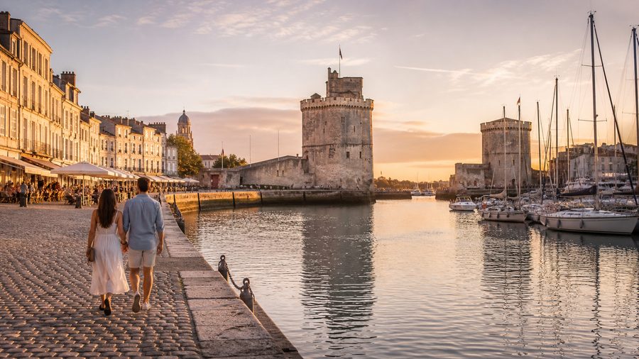 Ambiance romantique inspirée du Vieux-Port de La Rochelle au lever du soleil