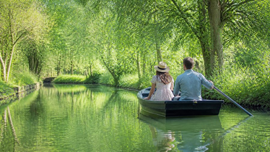 Ambiance romantique inspirée du Marais poitevin en barque sous les frênes