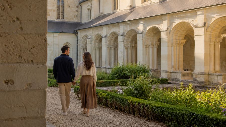 Ambiance romantique inspirée de Fontevraud avec abbaye en tuffeau, cloître et lumière calme