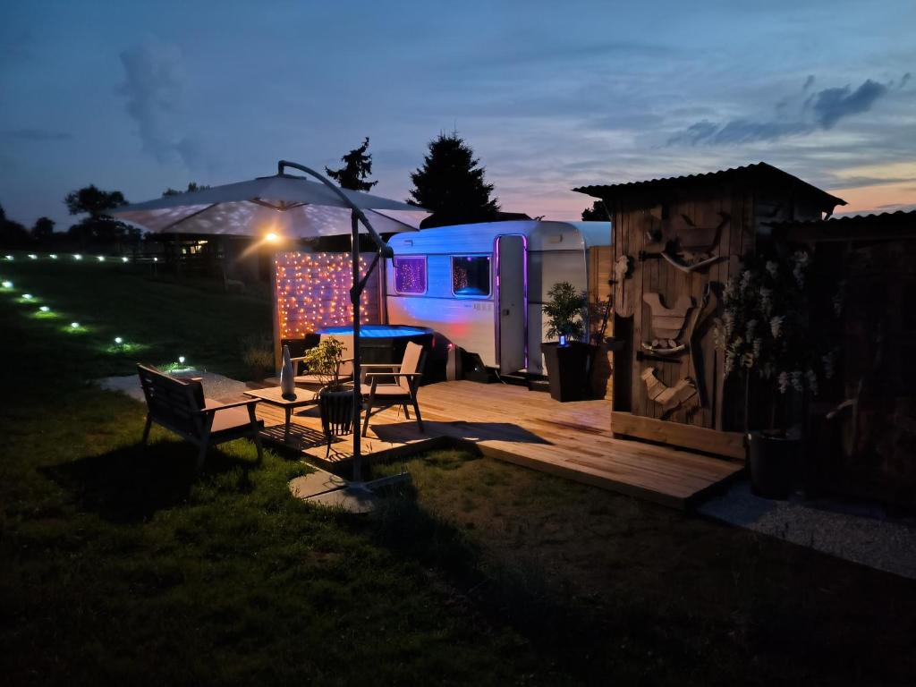 Caravane romantique La Seventies avec jacuzzi privatif dans l'Allier