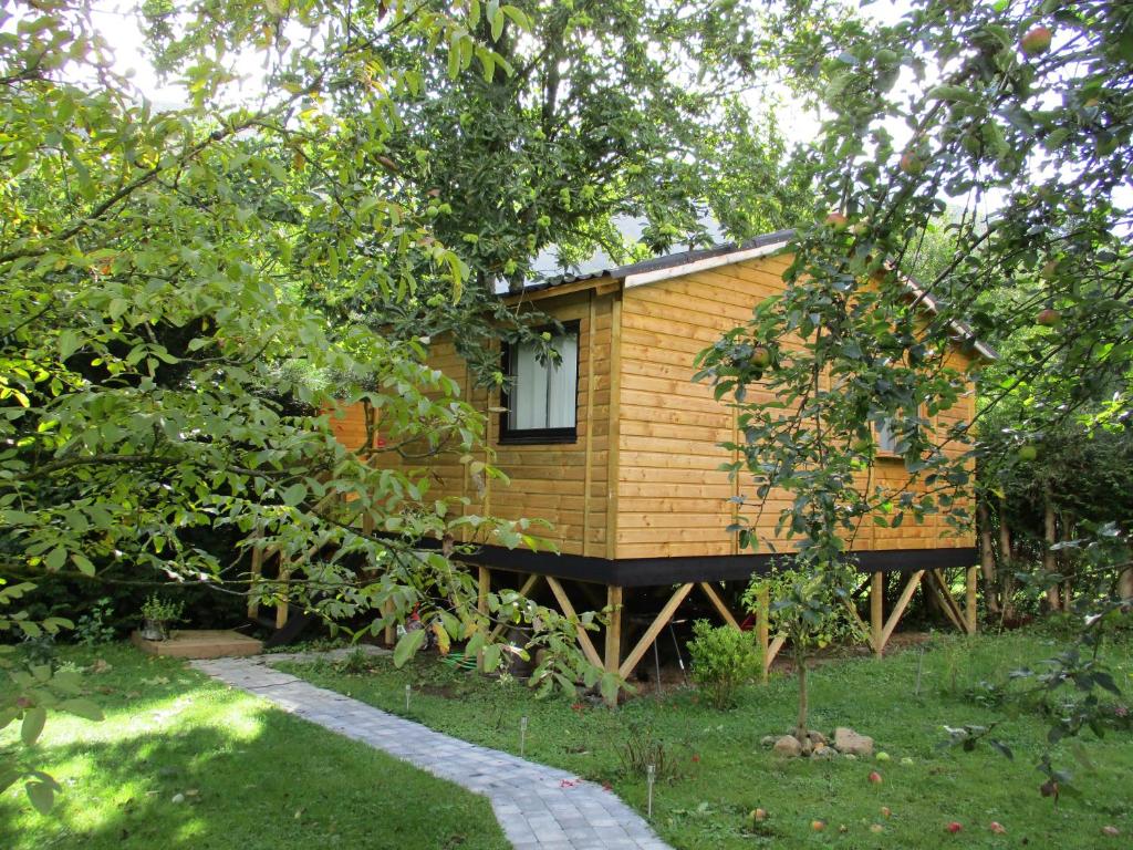 Gîte insolite Chalet Châtaigne Étape Boisée dans les Ardennes avec terrasse