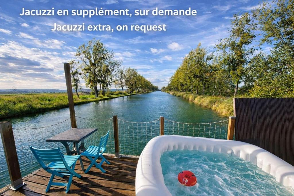 Cabane sur l'eau Cottage flottant nature, Jacuzzi Privé en supplément près en Côte-d’Or avec terrasse