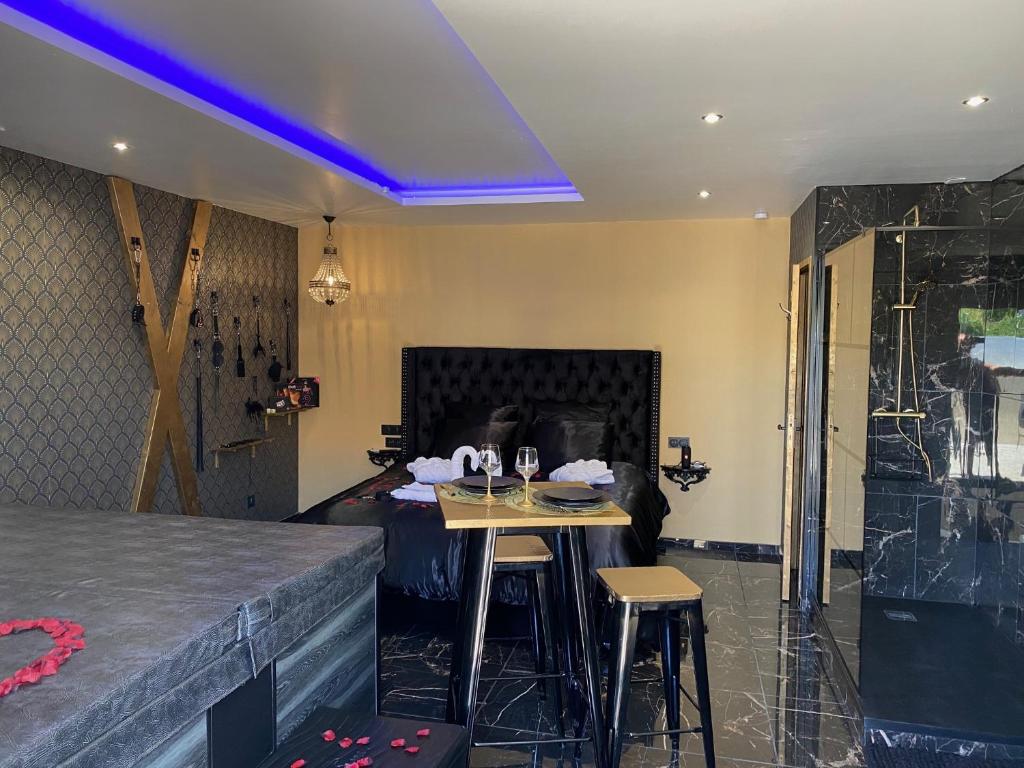 Loveroom Désirs d'une nuit - Loveroom jacuzzi dans le Calvados avec spa privatif