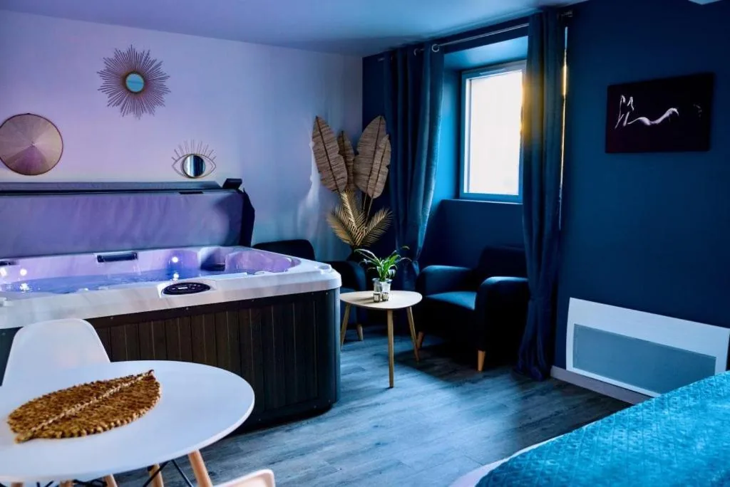 L'Evasion chambre LAOS avec Jacuzzi privatif, loveroom avec espace bien-être en Pays de la Loire