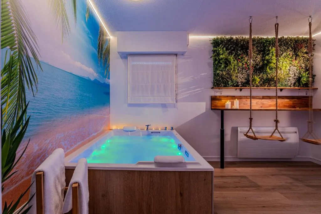 Le Chazélia - Suite Exotique Balnéo XXL Cinéma Love Room, loveroom avec espace bien-être en Nouvelle-Aquitaine