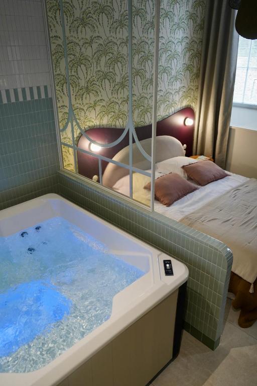 Loveroom Le Cocon Spa proche Puy DuFou en Vendée avec piscine