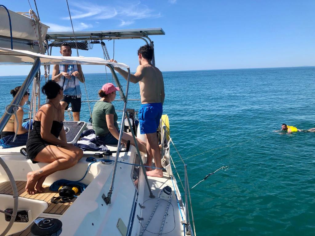Bateau Location insolite en voilier, navigation, coucher de soleil dans le Gard avec terrasse