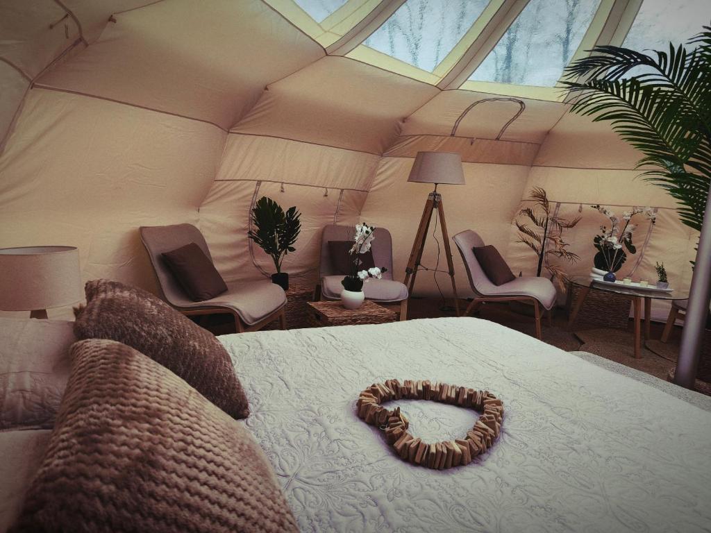 Lodge Plein ciel et son jacuzzi privatif avec espace bien-être, Allier