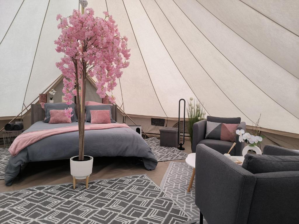 Lodge romantique Plein champ et son jacuzzi privatif avec espace bien-être, Allier