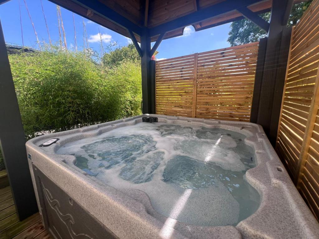 LoveRoom avec SPA privatif Plélo dans les Côtes-d’Armor avec terrasse
