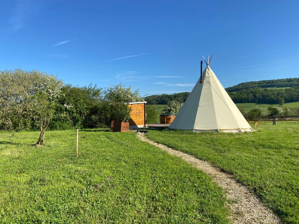 Nuit insolite en Tipi avec bain nordique privatif à Médonville, Vosges