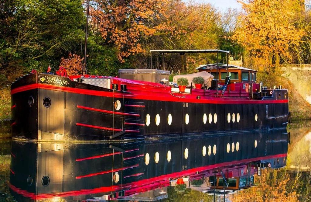 Péniche Mirage avec spa extérieur près de Carcassonne