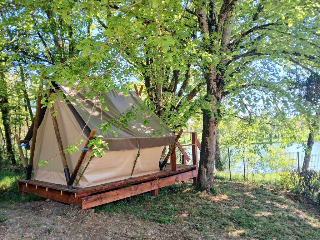 Tente Pilotis du lac avec spa privatif dans le Tarn avec terrasse