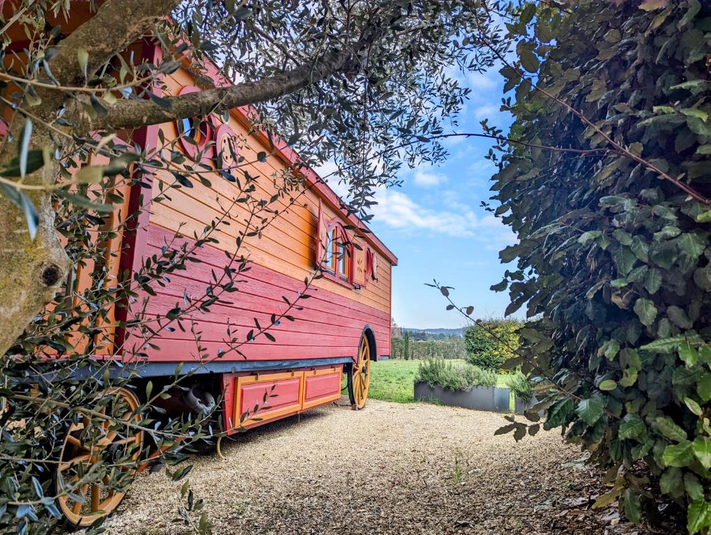 Roulotte chez Manon en Luberon avec jacuzzi et piscine chauffée