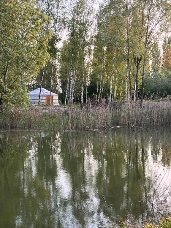 Yourte du pied de loup avec jacuzzi et vue lac dans l'Aube