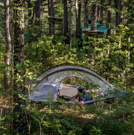 Tente Adventure Forest dans les Alpes-de-Haute-Provence avec terrasse