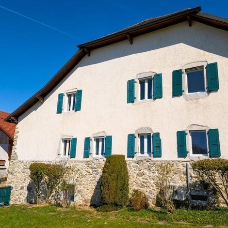 Gîte insolite Authentique ferme savoyarde près d'Évian-Léman en Haute-Savoie avec terrasse