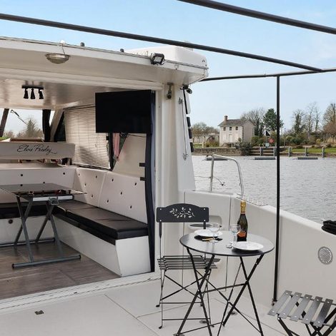 Bateau Elvis dans la Sarthe avec terrasse