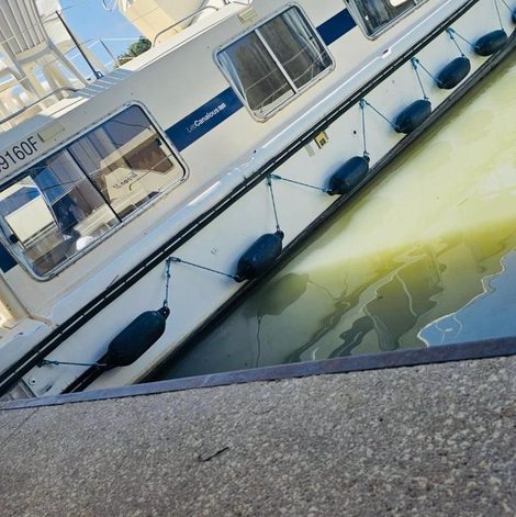 Bateau sécurisé à quai dans l’Hérault avec spa privatif