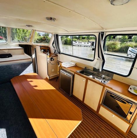 Bateau unique à quai dans l’Hérault avec spa privatif