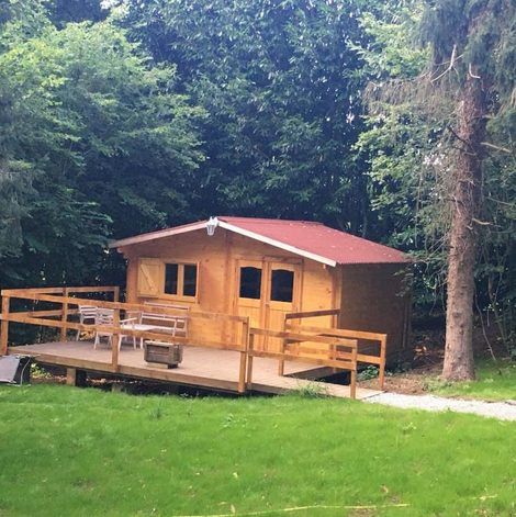 Gîte insolite Cabane au milieu des bois dans les Côtes-d’Armor avec terrasse