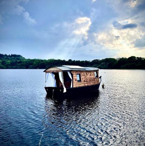 Cabane sur l'eau Cabane flottante romantique Guerlédan Floating Lake Retreat dans les Côtes-d’Armor avec terrasse