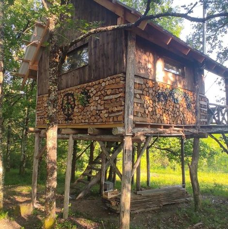 Cabane dans les arbres Cabane perchée de Mongauzy en Gironde avec terrasse
