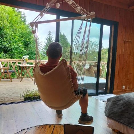 Cabane dans les arbres Cabane perchée avec jacuzzi dans le Finistère avec terrasse