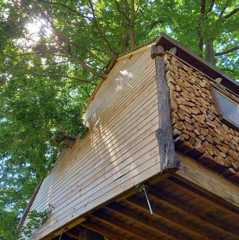 Cabane dans les arbres Cabane suspendue dans les arbres en Essonne avec terrasse