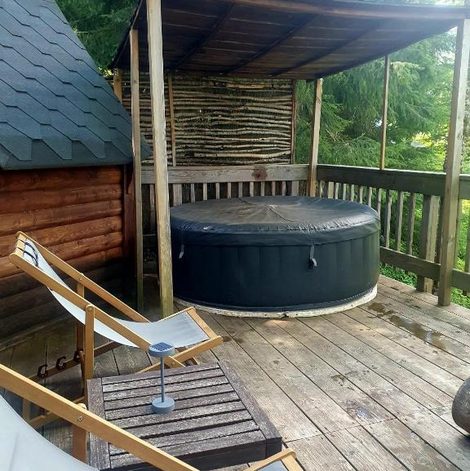 Cabane dans les arbres Cabanes et Spa du Puy Mary dans le Cantal avec terrasse