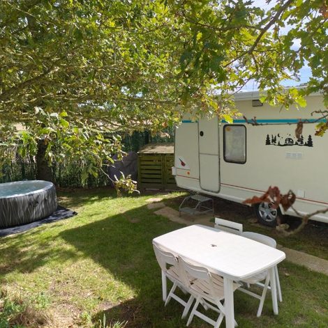Roulotte Caravane avec spa privatif en campagne en Vendée