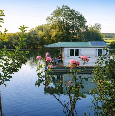 Cabane sur l'eau Cottage flottant Vintage supplément Jacuzzi privé en Côte-d’Or avec terrasse