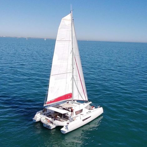 Bateau Croisière Privée sur le trimaran TRIKALA dans l’Hérault avec terrasse