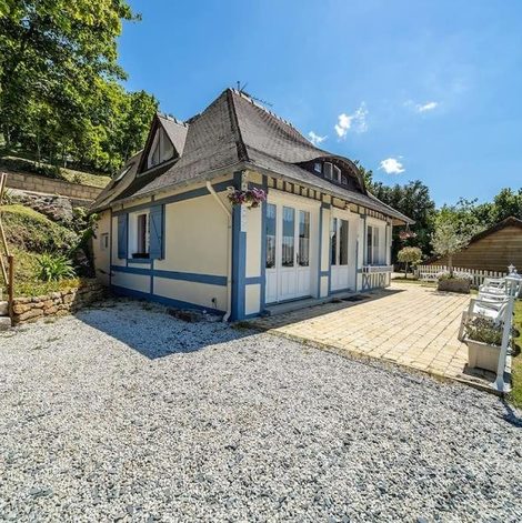Gîte insolite Domaine de la Calotine - Maison de hobbit dans le Calvados