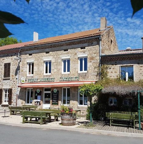 Séjour à la ferme Ferme Auberge Linossier dans la Loire avec terrasse