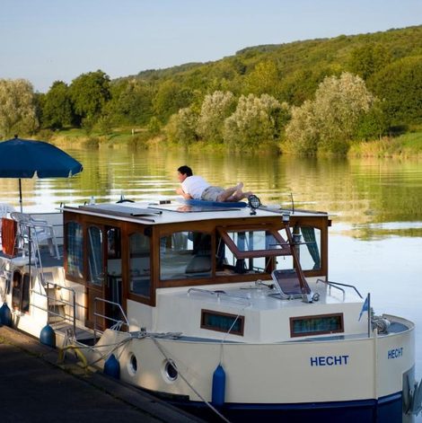 Bateau Houseboats at Niderviller Marina by Kuhnle-Tours en Moselle avec terrasse