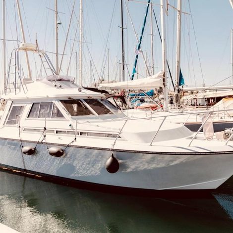 Bateau IPHARRA - Bateau à quai dans l’Hérault avec terrasse