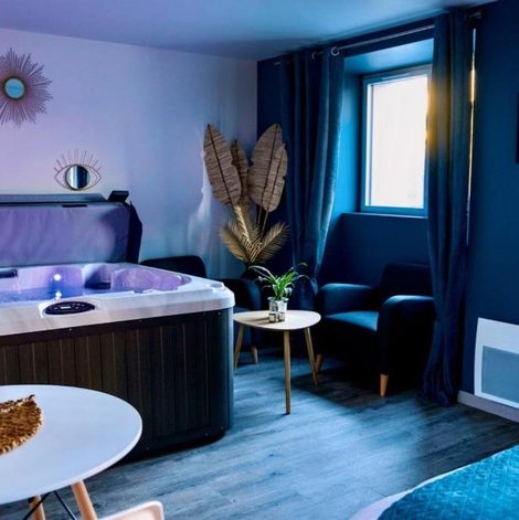 Loveroom L'Evasion chambre LAOS avec Jacuzzi privatif en Loire-Atlantique avec terrasse