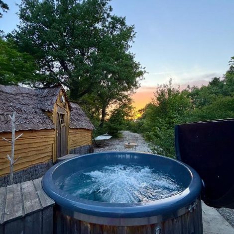Gîte insolite La cabane escagassée dans le Vaucluse avec terrasse