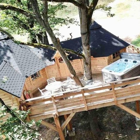 Cabane dans les arbres La Cabane perchée de la Mure dans le Puy-de-Dôme avec terrasse