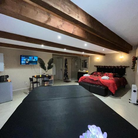Loveroom Le Cocon SPA Évasion Privée - jacuzzi dans l’Hérault avec vue dégagée