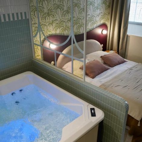 Loveroom Le Cocon Spa proche Puy DuFou en Vendée avec piscine