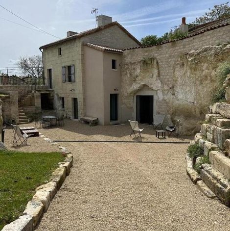 Maison troglodyte Le Troglo du Château dans la Vienne avec terrasse