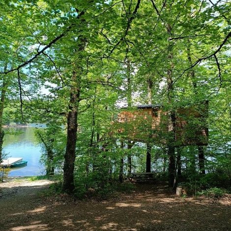 Cabane dans les arbres Les Cabanes au bord du lac dans le Cantal avec terrasse