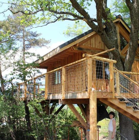 Cabane dans les arbres Les Insolites du Vercors en Isère avec terrasse